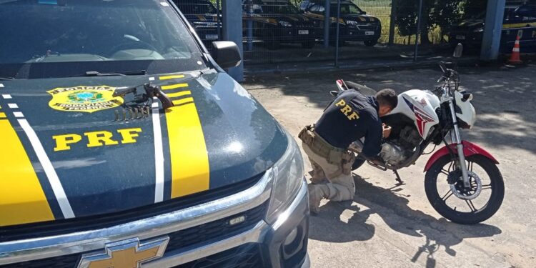 Foragido da justiça, armado e com  motocicleta roubada, tenta fugir,  mas é preso pela PRF em Linhares