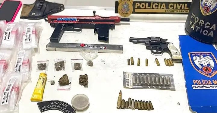 Operação conjunta prende traficante com submetralhadora, revólver, drogas e munições em Barra de São Francisco