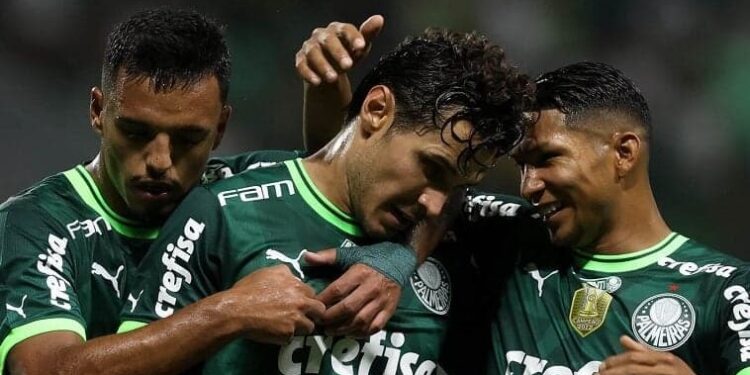 Palmeiras goleia o Grêmio e dorme na liderança do Brasileirão
