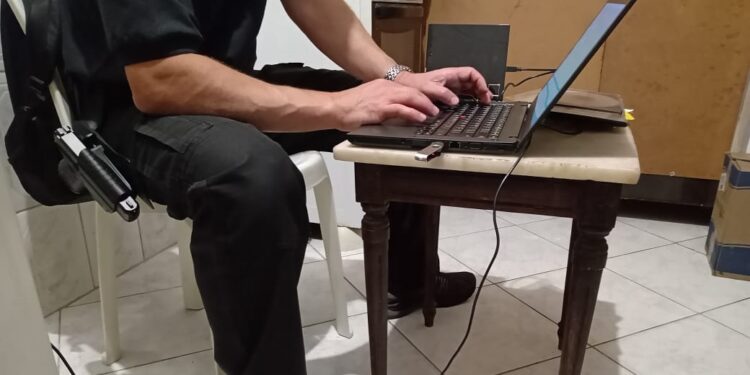 Polícia Federal prende homem acusado de divulgar pornografia infantil na internet