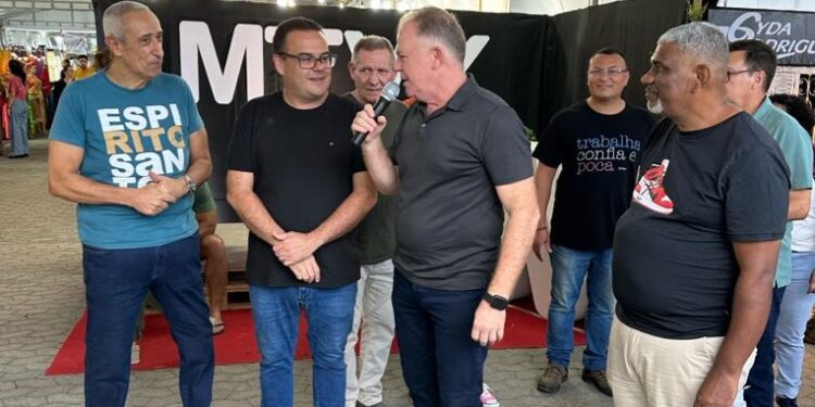 Casagrande visita feira Liquida Goiabeiras e elogia iniciativa de moradores Casagrande visita feira Liquida Goiabeiras e elogia iniciativa de moradores