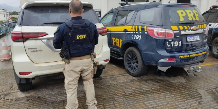 PRF apreende dois veículos com placas clonadas conduzidos por moradores de Águia Branca PRF apreende dois veículos com placas clonadas conduzidos por moradores de Águia Branca