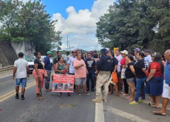 Manifestação de atingidos por desastre da Samarco fecha a BR 101 em Linhares