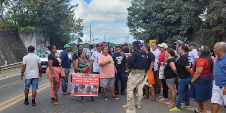 Manifestação de atingidos por desastre da Samarco fecha a BR 101 em Linhares