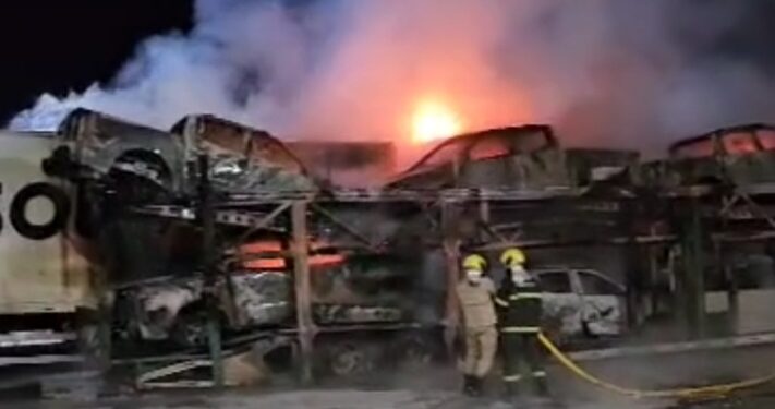 Incêndio misterioso destrói seis picapes em posto de combustíveis de Linhares