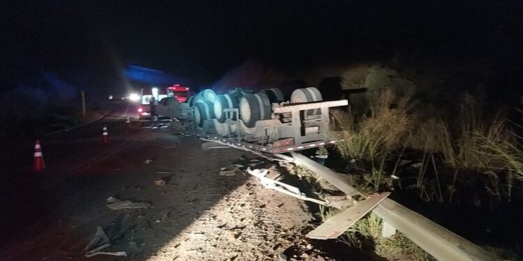 Carreta carregada de granito tomba na BR-259 e deixa uma pessoa morta Carreta carregada de granito tomba na BR-259 e deixa uma pessoa morta