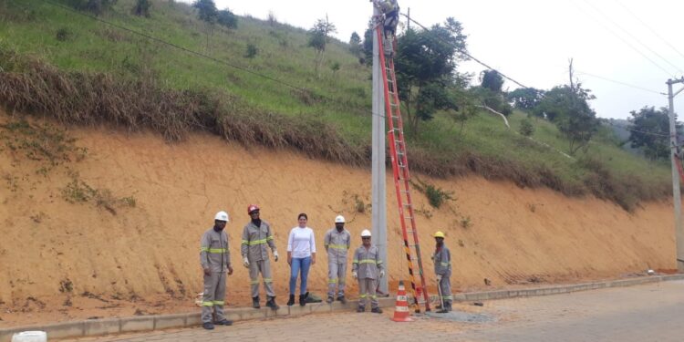 Dois anos depois do calçamento, EDP retira postes da pista da avenida Arlindo Valli, na Vila Vicente Dois anos depois do calçamento, EDP retira postes da pista da avenida Arlindo Valli, na Vila Vicente
