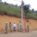 Dois anos depois do calçamento, EDP retira postes da pista da avenida Arlindo Valli, na Vila Vicente Dois anos depois do calçamento, EDP retira postes da pista da avenida Arlindo Valli, na Vila Vicente