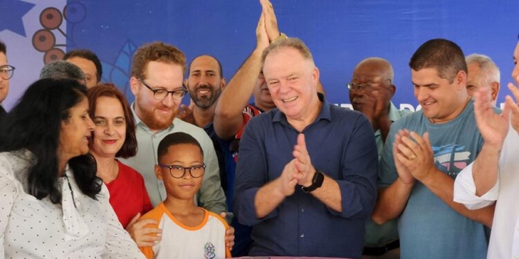 Casagrande autoriza início da construção de nova sede de escola na Serra Casagrande autoriza início da construção de nova sede de escola na Serra