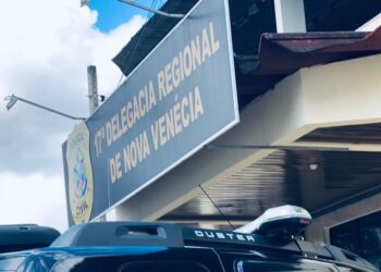 Homem é preso após furtar ônibus e colidir contra casas no Norte do Espírito Santo