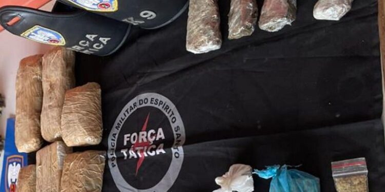 Polícia apreende grande quantidade de drogas no bairro Colina em Barra de São Francisco Polícia apreende grande quantidade de drogas no bairro Colina em Barra de São Francisco