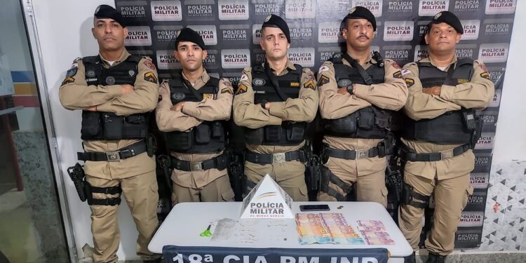 Polícia militar prende traficantes com drogas no bairro Operários em Mantena Polícia militar prende traficantes com drogas no bairro Operários em Mantena