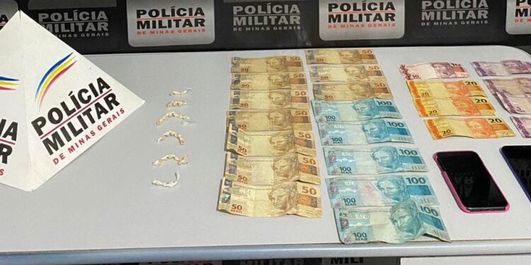 Policiais prendem mãe e filho que faziam tráfico de drogas em Mantena