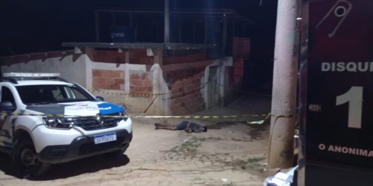 Homem é morto a tiros no bairro Colina na noite desta segunda, 12 Homem é morto a tiros no bairro Colina na noite desta segunda, 12