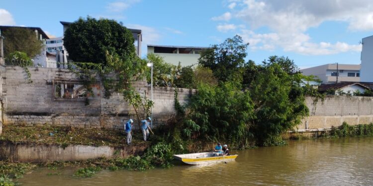 Secretaria Municipal de Serviços e Limpeza Pública retira toneladas de entulho na margem do Itáunas Secretaria Municipal de Serviços e Limpeza Pública retira toneladas de entulho na margem do Itáunas