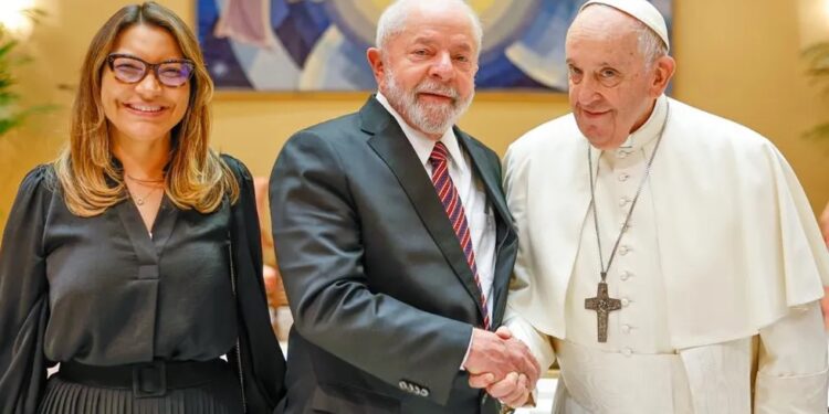 Lula e Janja são recebidos pelo Papa Francisco no Vaticano