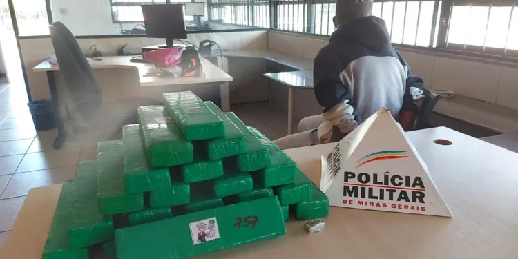Polícia Rodoviária mineira prende em Valadares homem com 23 barras de maconha que viriam para João Neiva Polícia Rodoviária mineira prende em Valadares homem com 23 barras de maconha que viriam para João Neiva