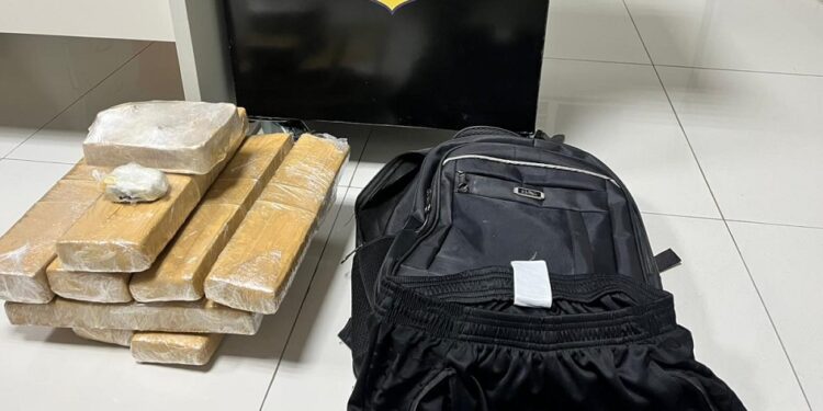 PRF prende traficante com 10 kg de maconha e 1 de crack na Região Serrana