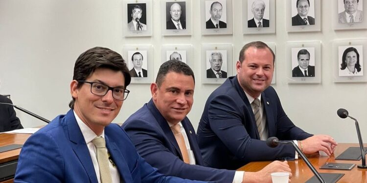 Mazinho participa em Brasília de reunião  sobre violência nas escolas e busca apoio  para BR 342