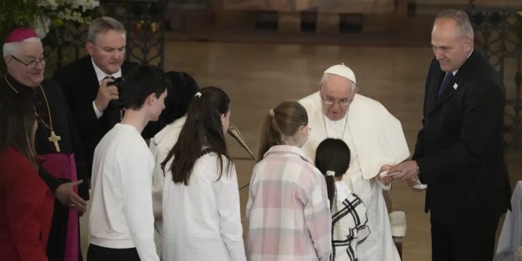 Papa Francisco é internado e passará por cirurgia no intestino nesta quarta, 7 Papa Francisco é internado e passará por cirurgia no intestino nesta quarta, 7