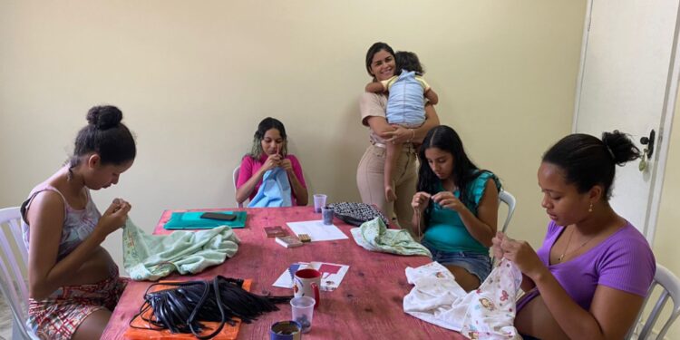 Com 15 gestantes, Projeto Mamães Criativas oferece vários cursos gratuitos na Casa da Gestante