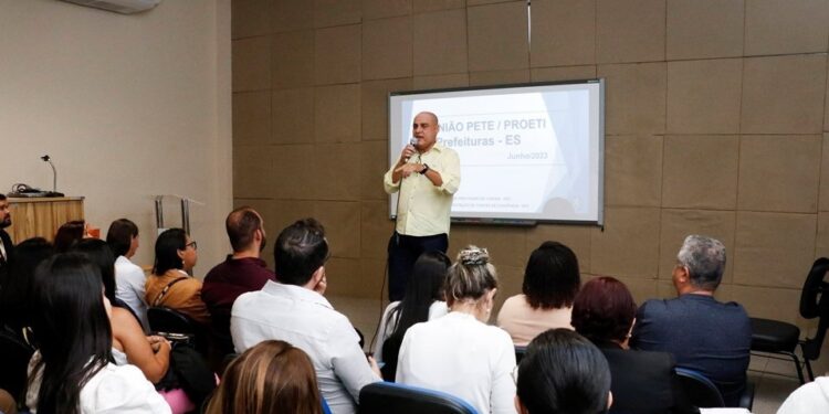 Sedu realiza reunião técnica com  secretários municipais de Educação para tratar do Pete e Proeti