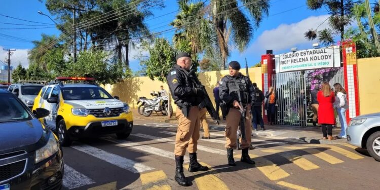 Ex-aluno invade escola e mata estudante a tiros em Cambé, no Paraná Ex-aluno invade escola e mata estudante a tiros em Cambé, no Paraná