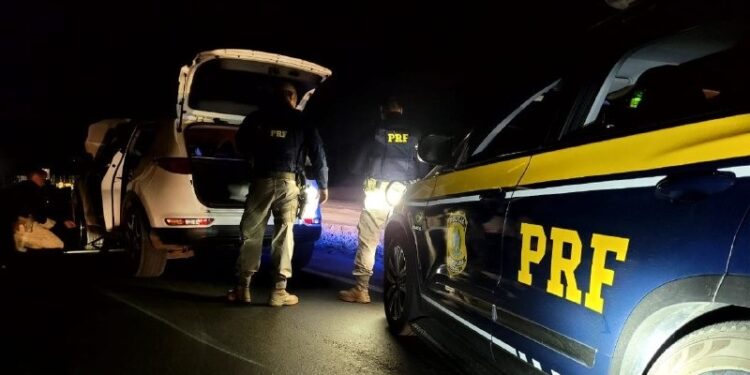 Jovem inabilitado vai de Linhares à Serra fugindo da PRF em carro roubado; veja vídeo