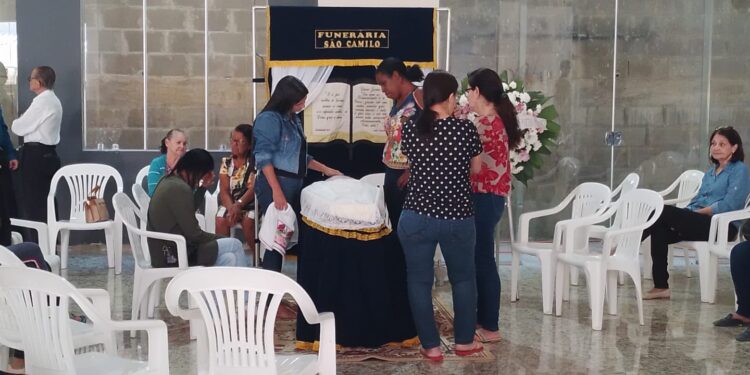 Colegas do menino Arthur se preparam para despedida em sepultamento