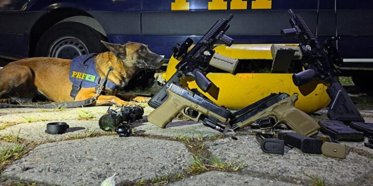 PRFES apreende arsenal vindo do Rio com destino a Vitória