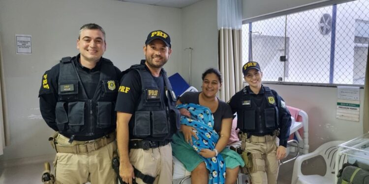 Mulher dá a luz na estrada com ajuda de policial rodoviário federal