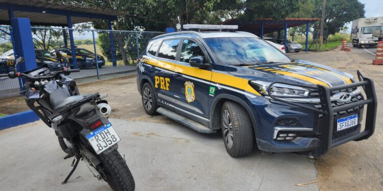 Homem com moto roubada fura blitz, bate com veículo, foge correndo, pega carona com amigo, mas é preso pela PRF em Linhares Homem com moto roubada fura blitz, bate com veículo, foge correndo, pega carona com amigo, mas é preso pela PRF em Linhares