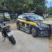 Homem com moto roubada fura blitz, bate com veículo, foge correndo, pega carona com amigo, mas é preso pela PRF em Linhares