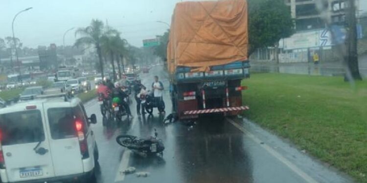 Motoqueiro que trafegava no corredor cai e é esmagado por carreta Motoqueiro que trafegava no corredor cai e é esmagado por carreta