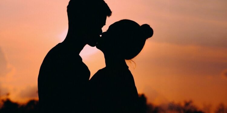 Dia do Orgasmo: Beijo é o motor que acelera o orgasmo feminino, aponta terapeuta sexual