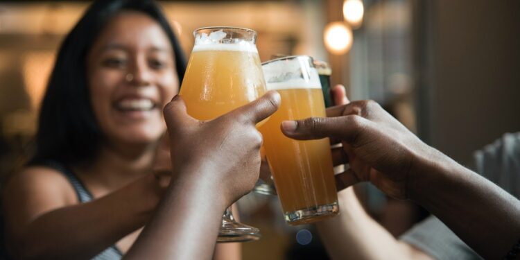 Consumo de cerveja sem álcool dispara no Brasil e chega a quase 500 milhões de litros em 2023