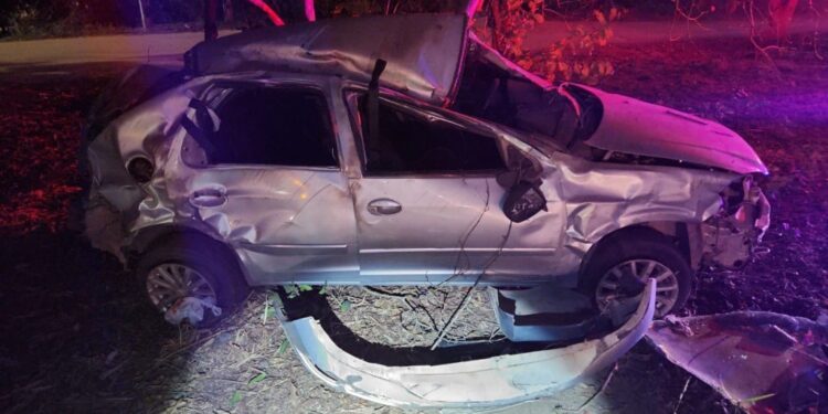 Motorista tomba e destrói carro no km 190 da BR-101, mas escapa quase ileso