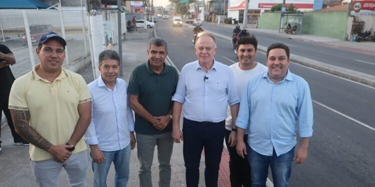 Casagrande visita obras da avenida Abido Saad em Jacaraípe, na Serra