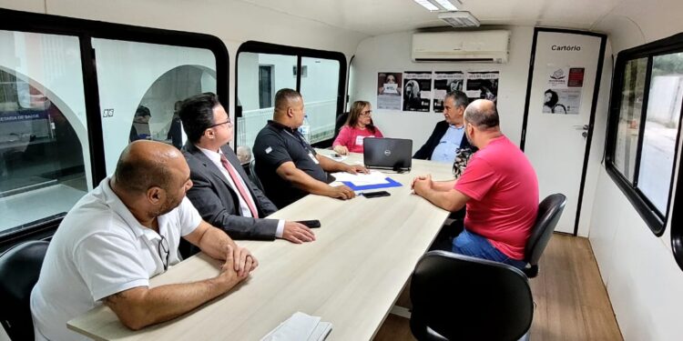 Equipe itinerante da Lei Maria da Penha  atende mulheres e faz palestra em escolas