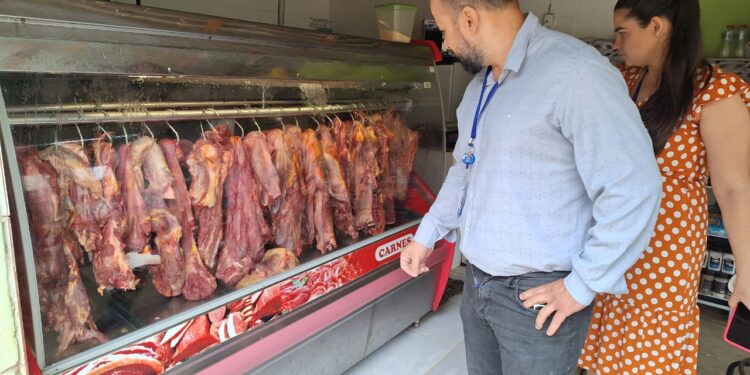 Procon e Vigilância Sanitária interditam açougue sem alvará e com carne contaminada na Vila Vicente Procon e Vigilância Sanitária interditam açougue sem alvará e com carne contaminada na Vila Vicente