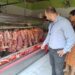 Procon e Vigilância Sanitária interditam açougue sem alvará e com carne contaminada na Vila Vicente Procon e Vigilância Sanitária interditam açougue sem alvará e com carne contaminada na Vila Vicente