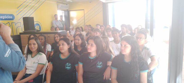 Estudantes do curso Técnico em Agricultura do Ifes visitam a Carreta do Circuito Negócios Agro do Banco do Brasil