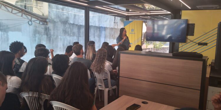 Estudantes do curso Técnico em Agricultura do Ifes visitam a Carreta do Circuito Negócios Agro do Banco do Brasil