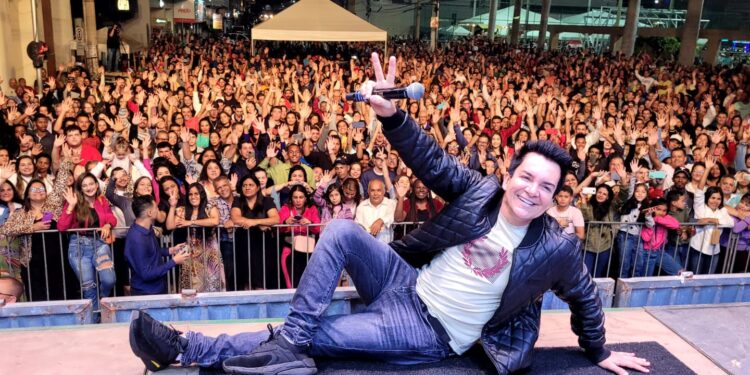 Cantor Regis Danese sofre acidente horas antes de chegar para show em cidade de Goiás Cantor Regis Danese sofre acidente horas antes de chegar para show em cidade de Goiás