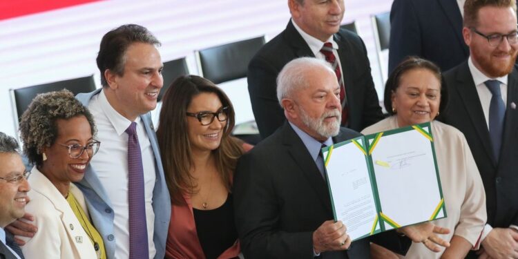Lula assina lei que institui o Programa Escola em Tempo Integral