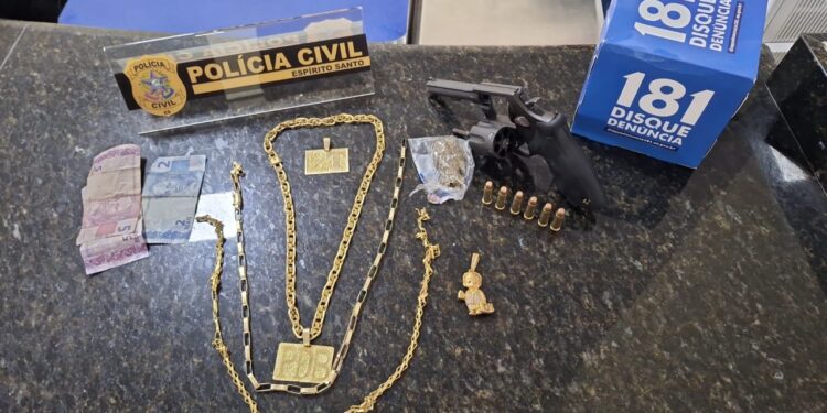Operação policial prende adolescente acusado de vários homicídios em Linhares Operação policial prende adolescente acusado de vários homicídios em Linhares