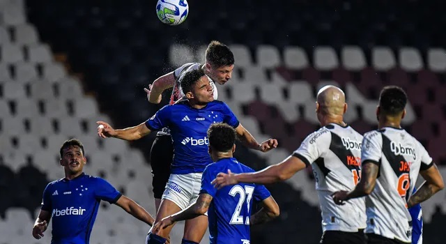 Em jogo de baixo nível técnico, Cruzeiro vence e afunda o Vasco
