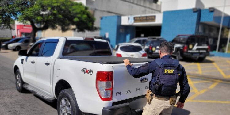 PRF recupera, na Serra, veículo clonado e roubado no Rio de Janeiro