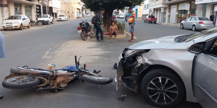 Motoqueiro bate em Corolla no centro de Barra de São Francisco e vai para o hospital