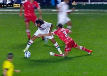 Marcelo quebra perna de adversário, é expulso e Flu arranca empate na Argentina